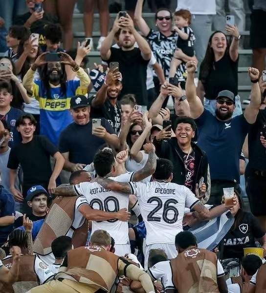 0-1！欧冠冠军轰然倒下！球迷赞不绝口：纪律性真强，最好看比赛